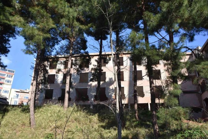 40 yıllık okul için yıkım işlemi başladı