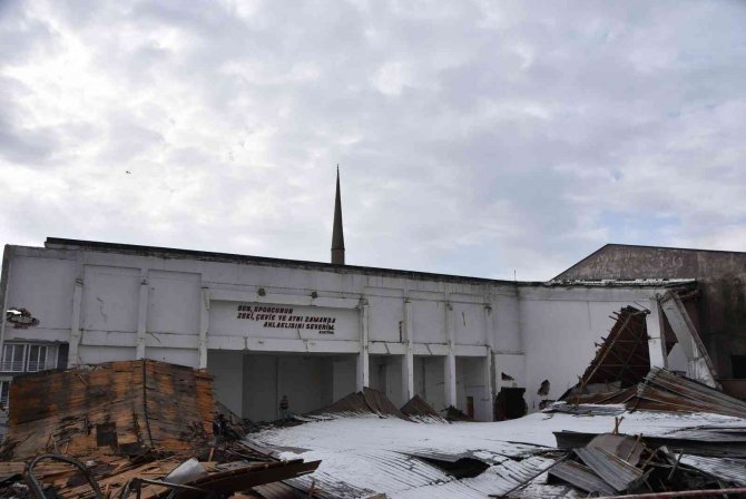 40 yıllık okul için yıkım işlemi başladı