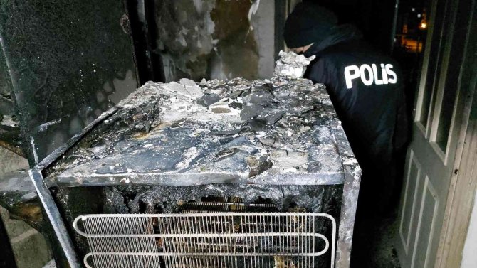 Adam bıçaklayıp kaçtı, evini ateşe vererek yaktı