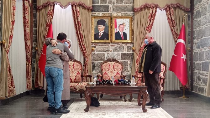 Ailelerin direnişi zaferle sonuçlanıyor, 2022’nin ilk evlat buluşması gerçekleşti