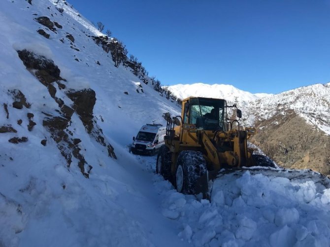Ambulansların giremediği yollarda hastalar İl Özel İdare araçlarıyla taşındı