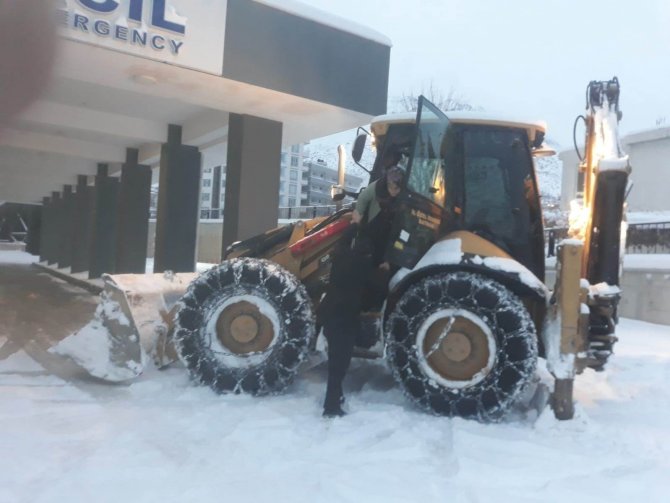 Ambulansların giremediği yollarda hastalar İl Özel İdare araçlarıyla taşındı