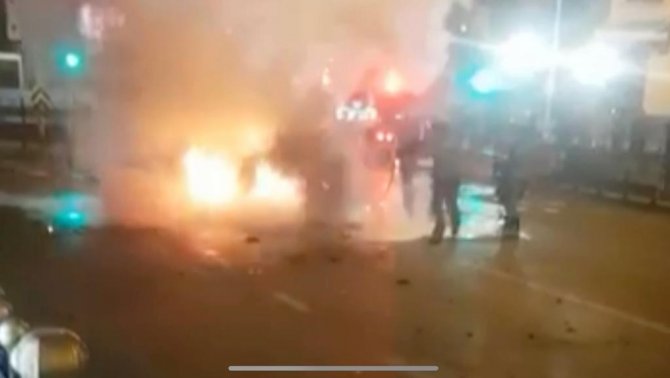 Beşiktaş Meydan’da otomobil alev alev yandı