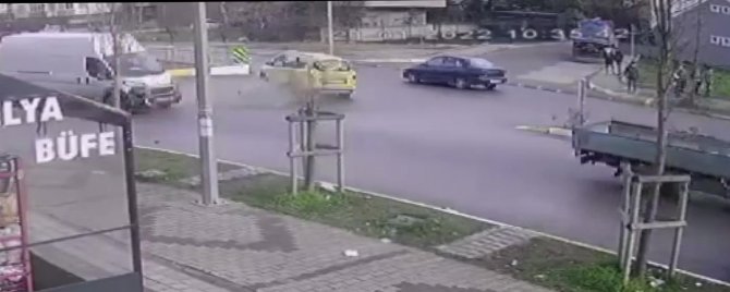 Dedesinin aracını kaçırdı, polisten kaçarken kaza yaptı