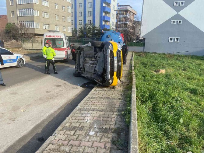 Dedesinin aracını kaçırdı, polisten kaçarken kaza yaptı