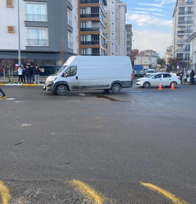 Dedesinin aracını kaçırdı, polisten kaçarken kaza yaptı