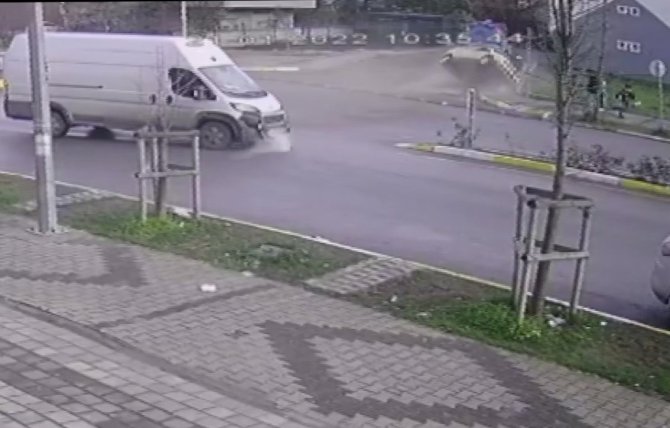 Dedesinin aracını kaçırdı, polisten kaçarken kaza yaptı