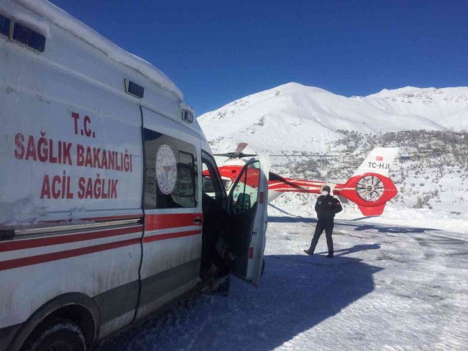 Düşük tehlikesi olan kadın ambulans helikopterle sevk edildi