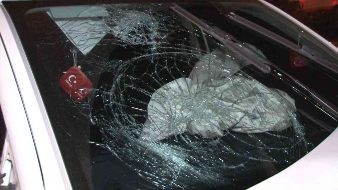 Esenyurt’ta 3 aracın karıştığı trafik kazasında 2 kişi yaralandı