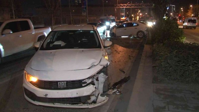 Esenyurt’ta 3 aracın karıştığı trafik kazasında 2 kişi yaralandı