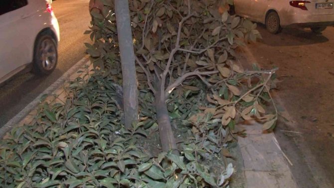 Esenyurt’ta 3 aracın karıştığı trafik kazasında 2 kişi yaralandı