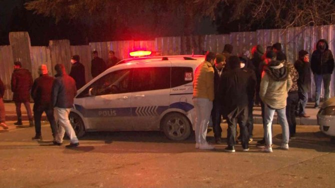 Esenyurt’ta 3 aracın karıştığı trafik kazasında 2 kişi yaralandı