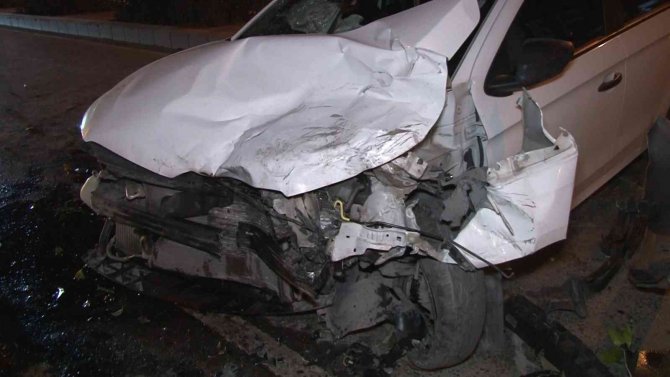 Esenyurt’ta 3 aracın karıştığı trafik kazasında 2 kişi yaralandı