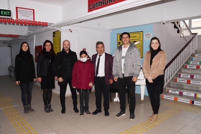 Görme engelli piyanist öğrenci İrem’e karne sürprizi