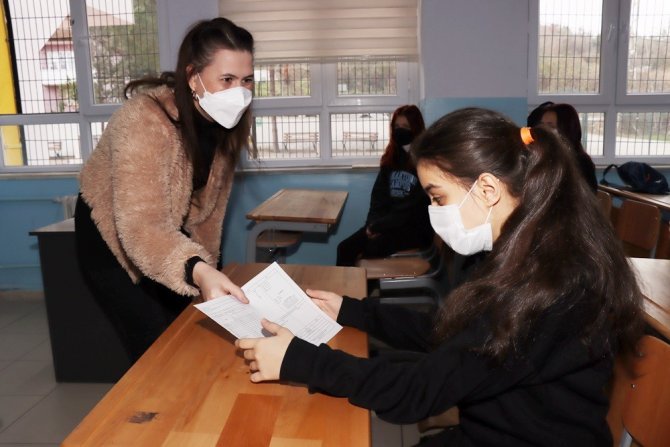 Görme engelli piyanist öğrenci İrem’e karne sürprizi