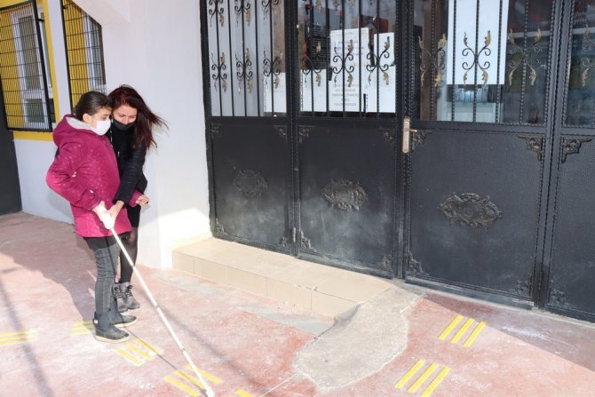 Görme engelli piyanist öğrenci İrem’e karne sürprizi