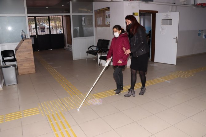 Görme engelli piyanist öğrenci İrem’e karne sürprizi