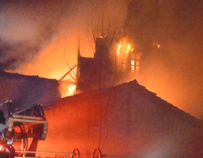 İki katlı ahşap evde yangın çıktı