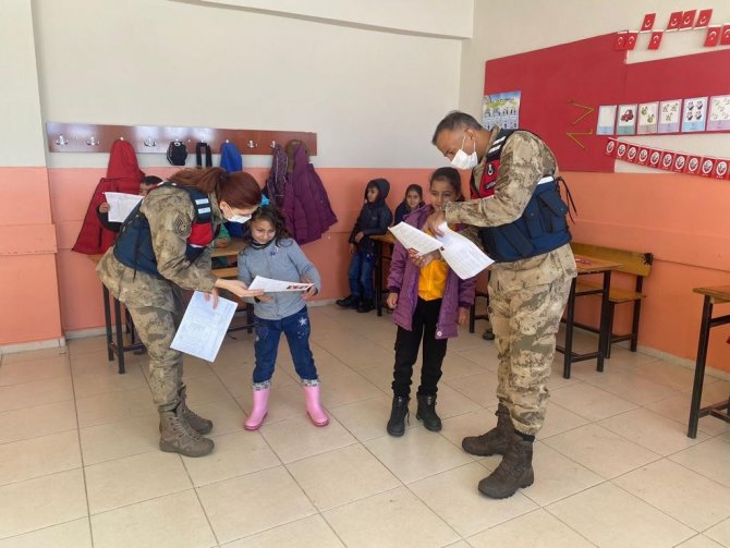 Jandarma ekibi öğrencilerin karne heyecanına ortak oldu