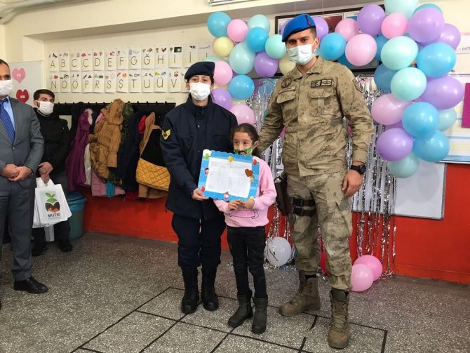 Jandarma ekibi öğrencilerin karne heyecanına ortak oldu