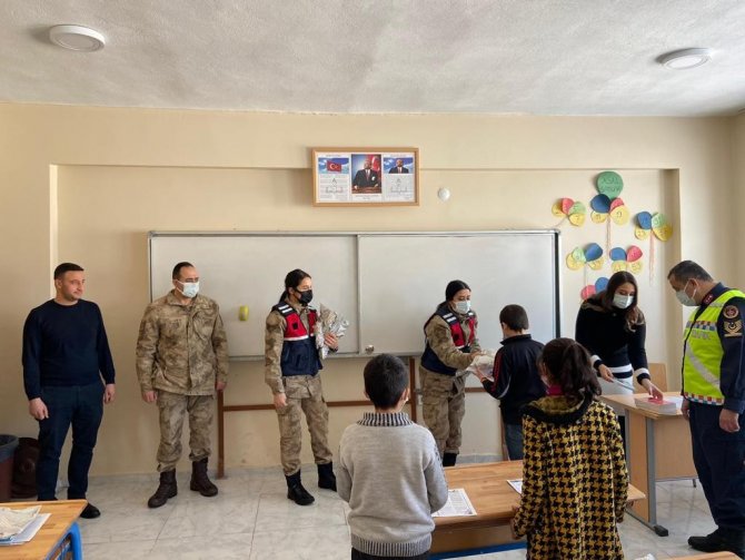 Jandarma ekibi öğrencilerin karne heyecanına ortak oldu