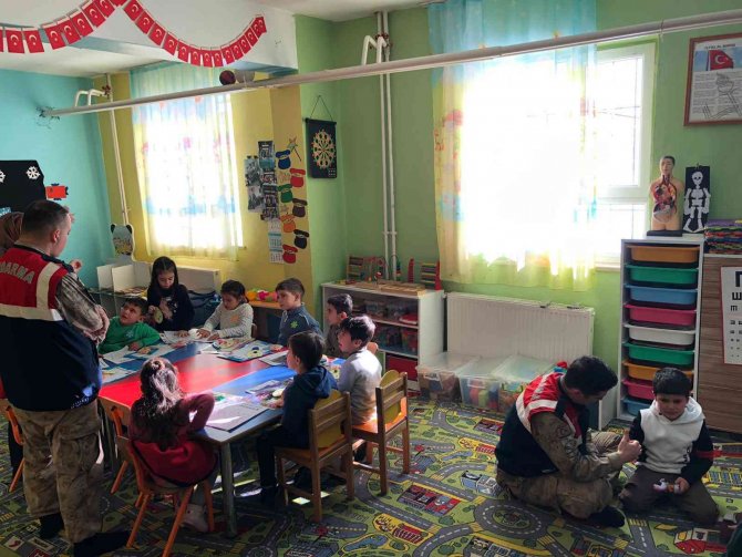 Jandarma ekibi öğrencilerin karne heyecanına ortak oldu