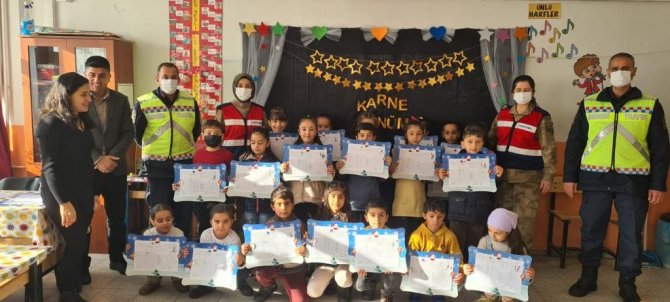 Jandarma ekibi öğrencilerin karne heyecanına ortak oldu