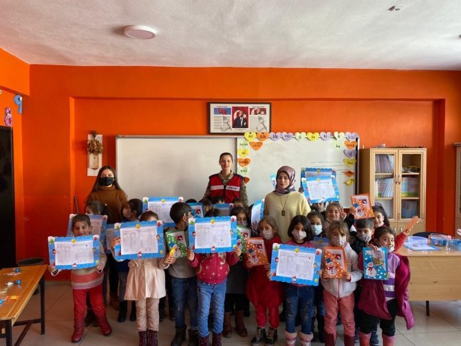Jandarma ekibi öğrencilerin karne heyecanına ortak oldu