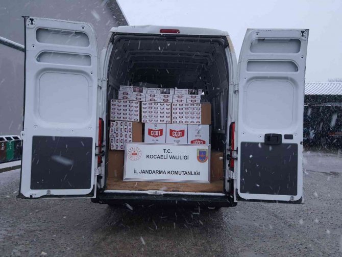 Jandarmadan 175 bin TL değerinde kaçak makaron taşıyan araca operasyon