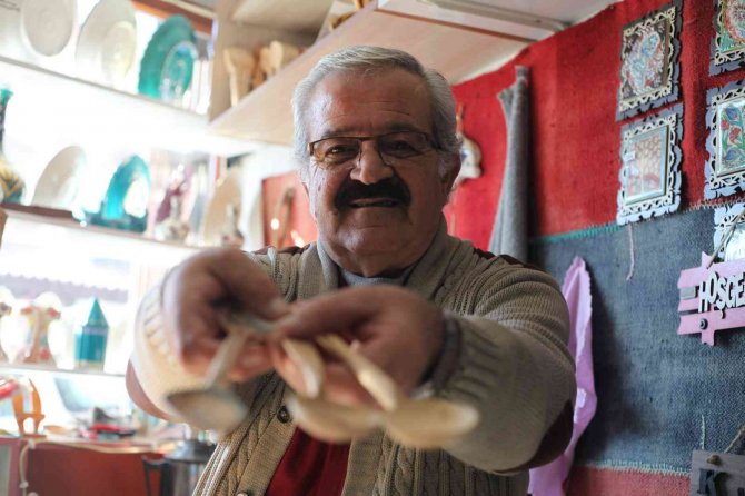 Konya’nın yaşayan tek tahta kaşık ustası kaşıkçılığı yaşatmaya çalışıyor