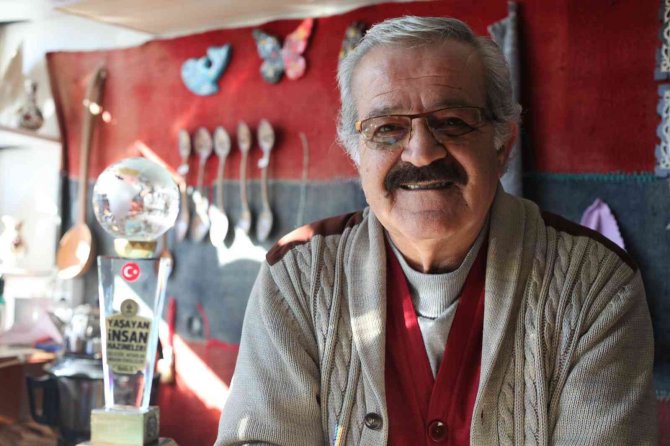 Konya’nın yaşayan tek tahta kaşık ustası kaşıkçılığı yaşatmaya çalışıyor