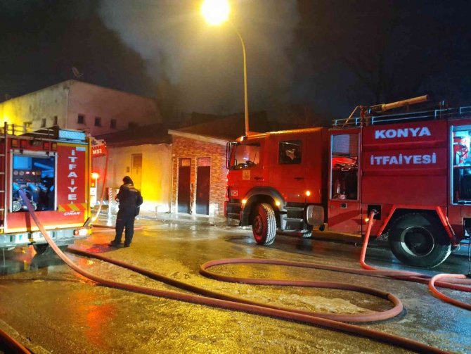 Metruk binada çıkan yangın, trafoya sıçramadan söndürüldü