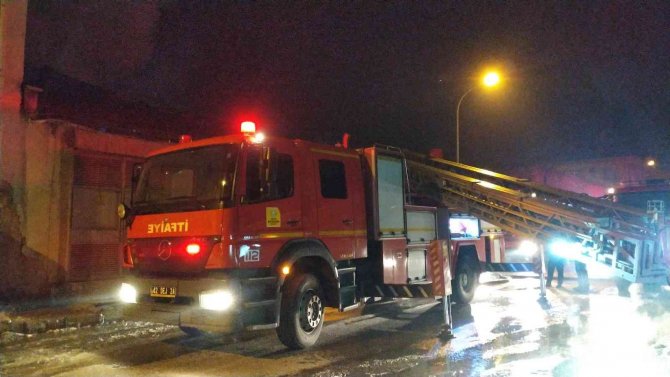 Metruk binada çıkan yangın, trafoya sıçramadan söndürüldü