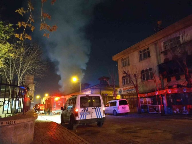 Metruk binada çıkan yangın, trafoya sıçramadan söndürüldü