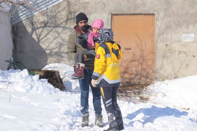 Sağlık ekipleri yolu ulaşıma kapanan köydeki çocuk için seferber oldu