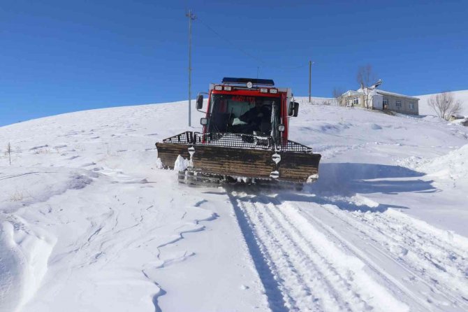 Sağlık ekipleri yolu ulaşıma kapanan köydeki çocuk için seferber oldu