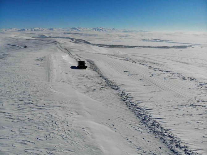 Sağlık ekipleri yolu ulaşıma kapanan köydeki çocuk için seferber oldu