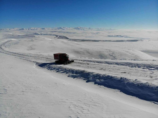 Sağlık ekipleri yolu ulaşıma kapanan köydeki çocuk için seferber oldu