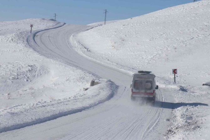 Sağlık ekipleri yolu ulaşıma kapanan köydeki çocuk için seferber oldu