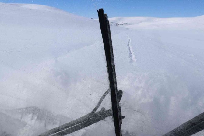 Sağlık ekipleri yolu ulaşıma kapanan köydeki çocuk için seferber oldu