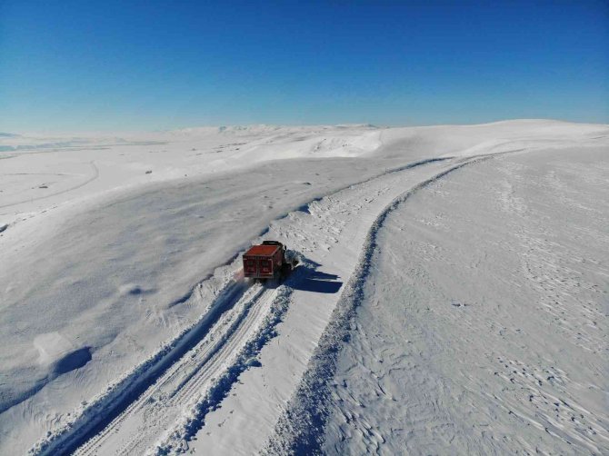 Sağlık ekipleri yolu ulaşıma kapanan köydeki çocuk için seferber oldu