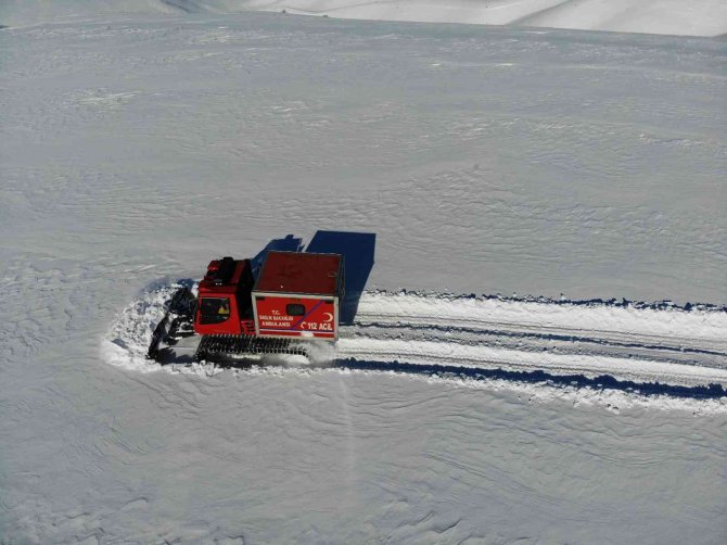 Sağlık ekipleri yolu ulaşıma kapanan köydeki çocuk için seferber oldu