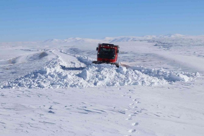Sağlık ekipleri yolu ulaşıma kapanan köydeki çocuk için seferber oldu