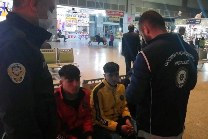 Sahte pasaportla yakalanan yabancı uyruklu 3 kişi sınır dışı edilecek