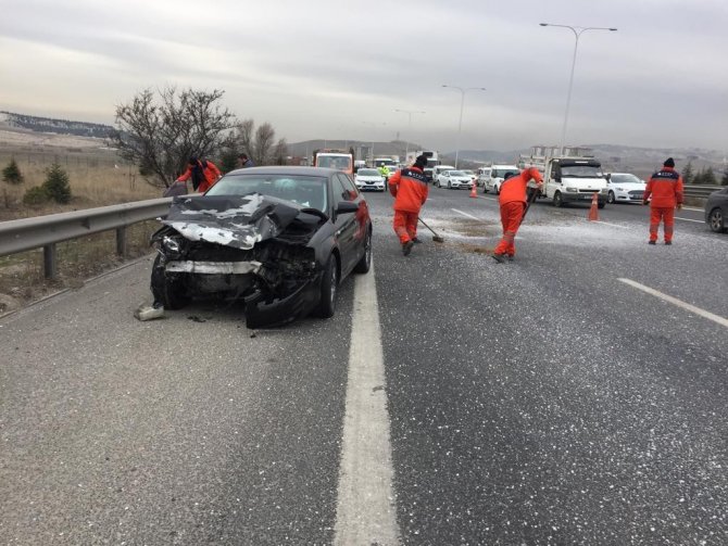 Sürücüsü kalp krizi geçiren araç otomobille çarpıştı