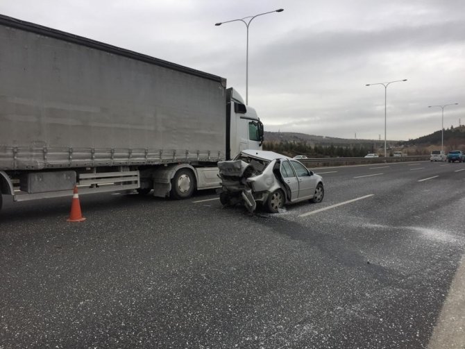 Sürücüsü kalp krizi geçiren araç otomobille çarpıştı
