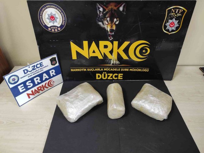 Yolcunun üzerinden 2,5 kilodan fazla esrar çıktı