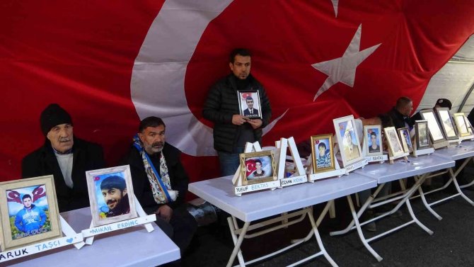 Acılı anne, hergün 50 kilometre uzaktan evlat nöbeti için geliyor