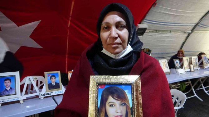 Acılı anne, hergün 50 kilometre uzaktan evlat nöbeti için geliyor