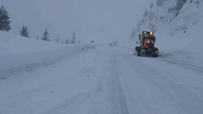Antalya-Konya karayolunda ulaşım güçlükle sağlanıyor